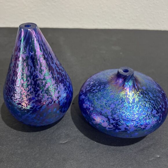 2 VINTAGE HANDBLOWN BLUE IRIDESCENT SMALL ART CRACKLE GLASS BUD VASE - Picture 1 of 14